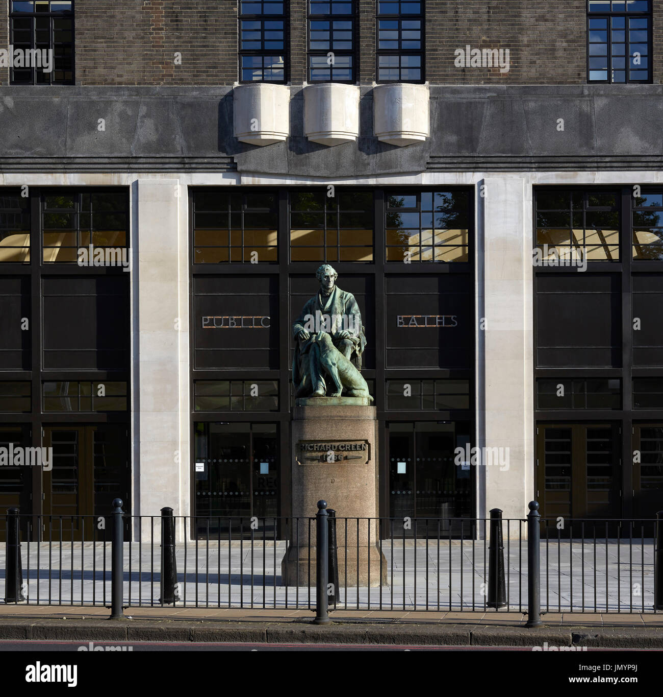 Ingresso vista con Richard Green statua in primo piano. Bagni di pioppo Leisure Centre di Londra, Regno Unito. Architetto: Pringle Richards Sharratt Ltd, Foto Stock