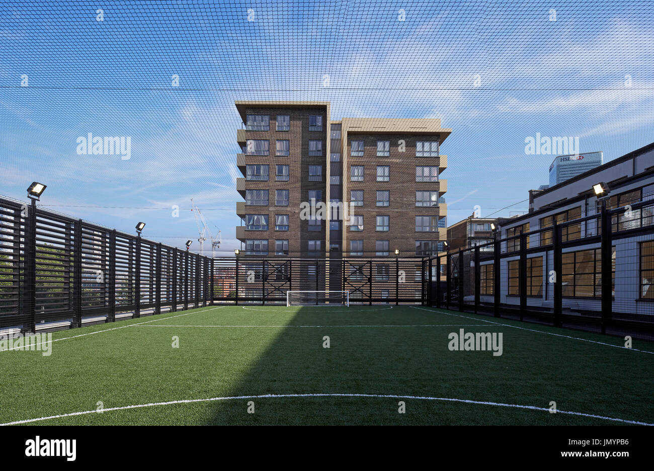 Football astroturf pitch. Bagni di pioppo Leisure Centre di Londra, Regno Unito. Architetto: Pringle Richards Sharratt Ltd, 2016. Foto Stock