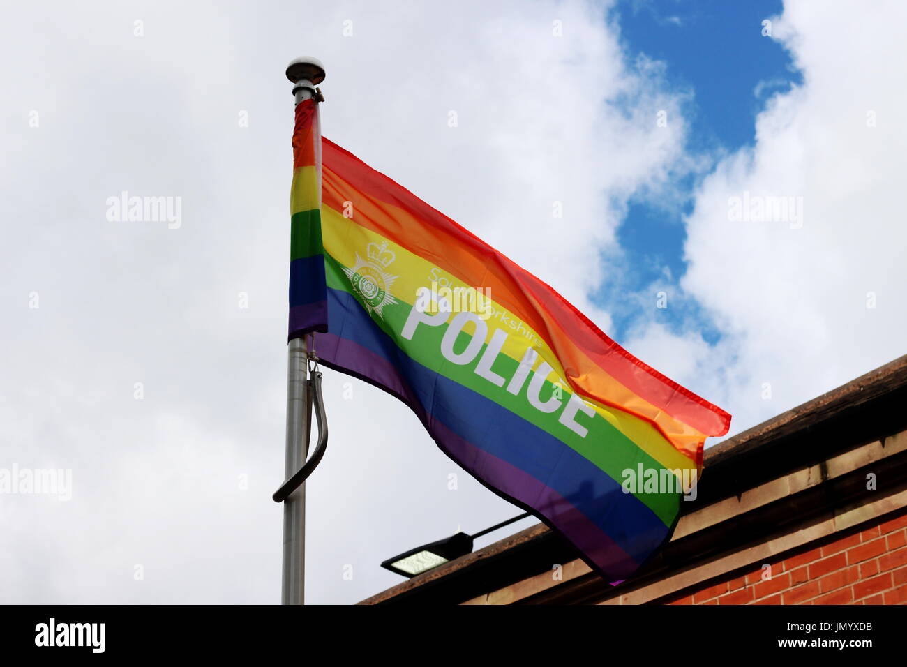 Bandiera arcobaleno volare al di fuori di una stazione di polizia per orgoglio mese, 50 anni dopo la depenalizzazione dell' omosessualità nel Regno Unito Foto Stock
