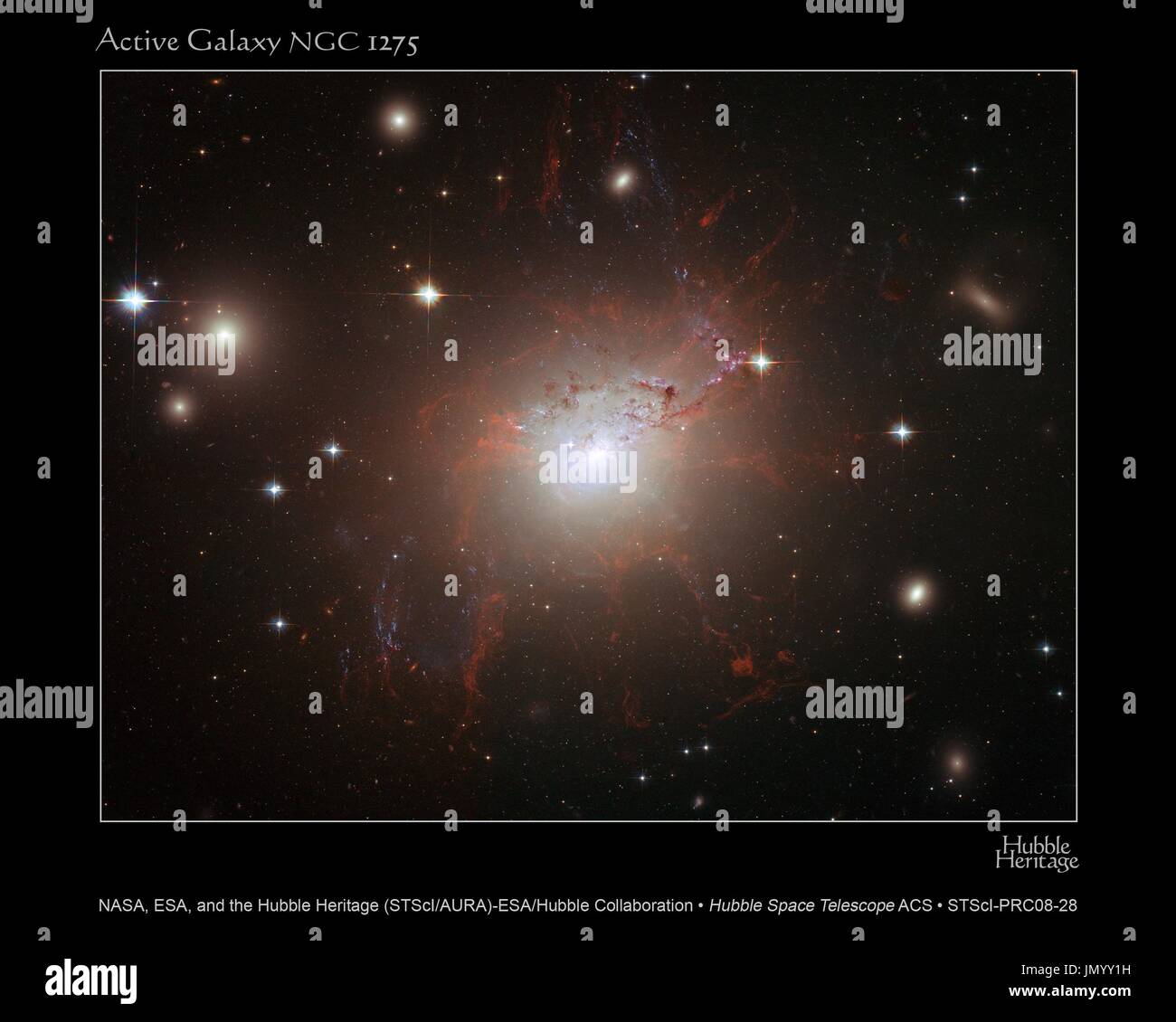 Questo telescopio spaziale Hubble immagine della galassia NGC 1275 rivela la multa, filo-simili strutture filamentosi nel gas che circonda la galassia. I filamenti rossi sono composte di raffreddare il gas essendo sospesa da un campo magnetico, e sono circondati da 100 milioni di grado Fahrenheit gas caldo nel centro della galassia Perseus cluster. I filamenti sono marcatori drammatica del processo di feedback attraverso il quale avviene il trasferimento di energia dalla centrale di buco nero massiccio per il gas circostante. I filamenti sono originari quando si raffredda il gas è trasportato dal centro della galassia da radio bolle che salgono in t Foto Stock