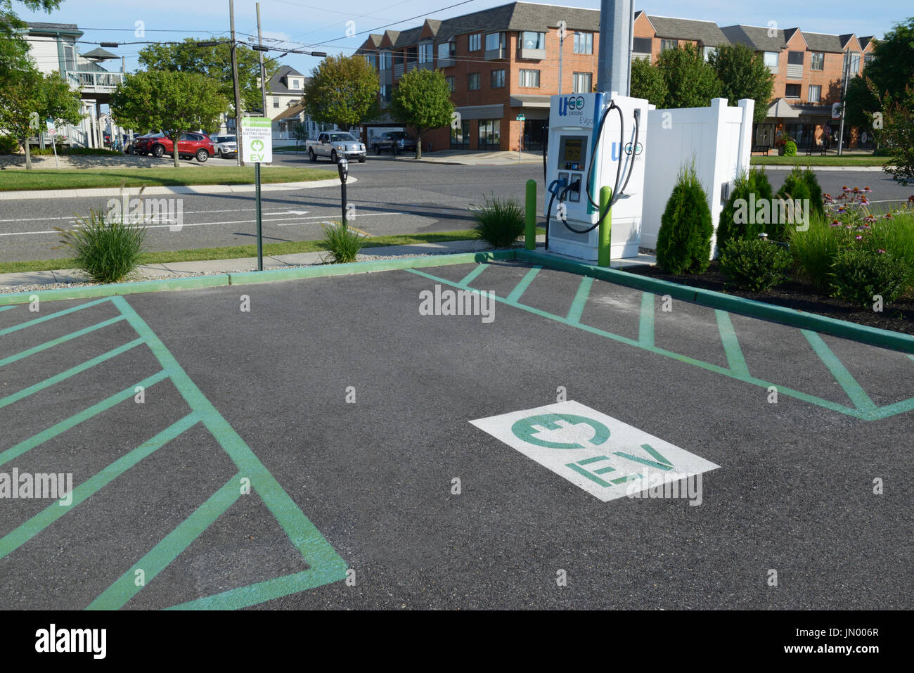 Auto elettrica EV stazione di ricarica e spazio parcheggio, pietra Harbour, New Jersey Foto Stock