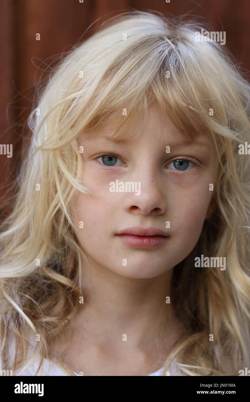 Close up ritratto di una giovane biondo dagli occhi blu ragazza Foto Stock