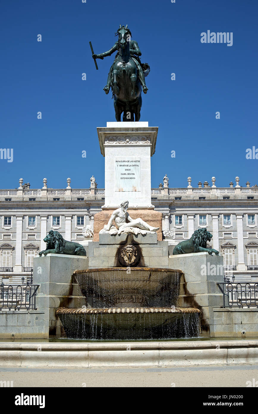 Vista frontale della statua equestre in bronzo dedicato a Felipe IV, collocato di fronte al "Palacio Real" (Palazzo Reale) a Madrid, Spagna. Foto Stock