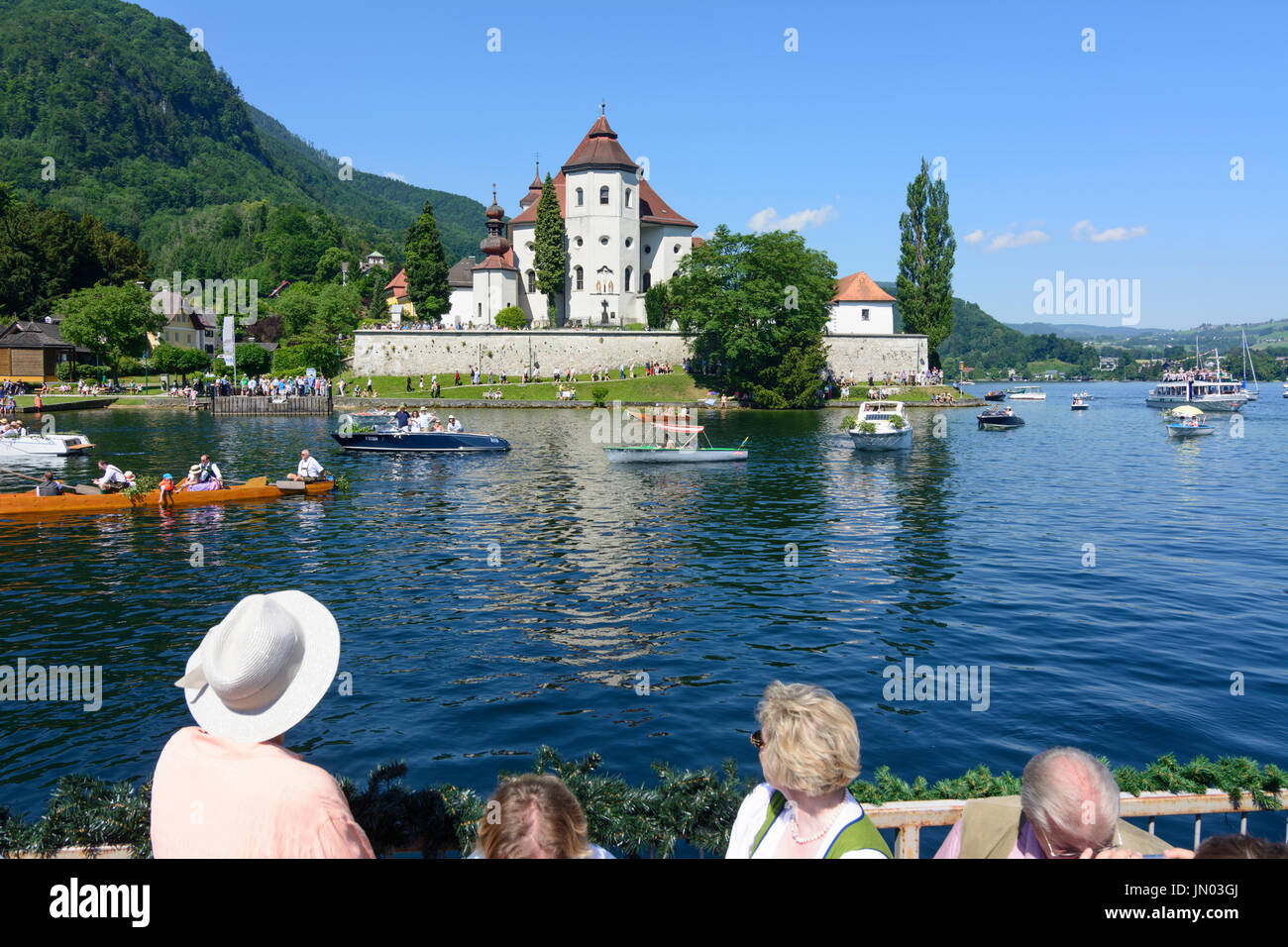 Vista dalla nave al lago Traunsee presso il Corpus Christi, vacanze penisola con chiesa, Traunkirchen Traunkirchen, Salzkammergut, Oberösterreich, Aust superiore Foto Stock