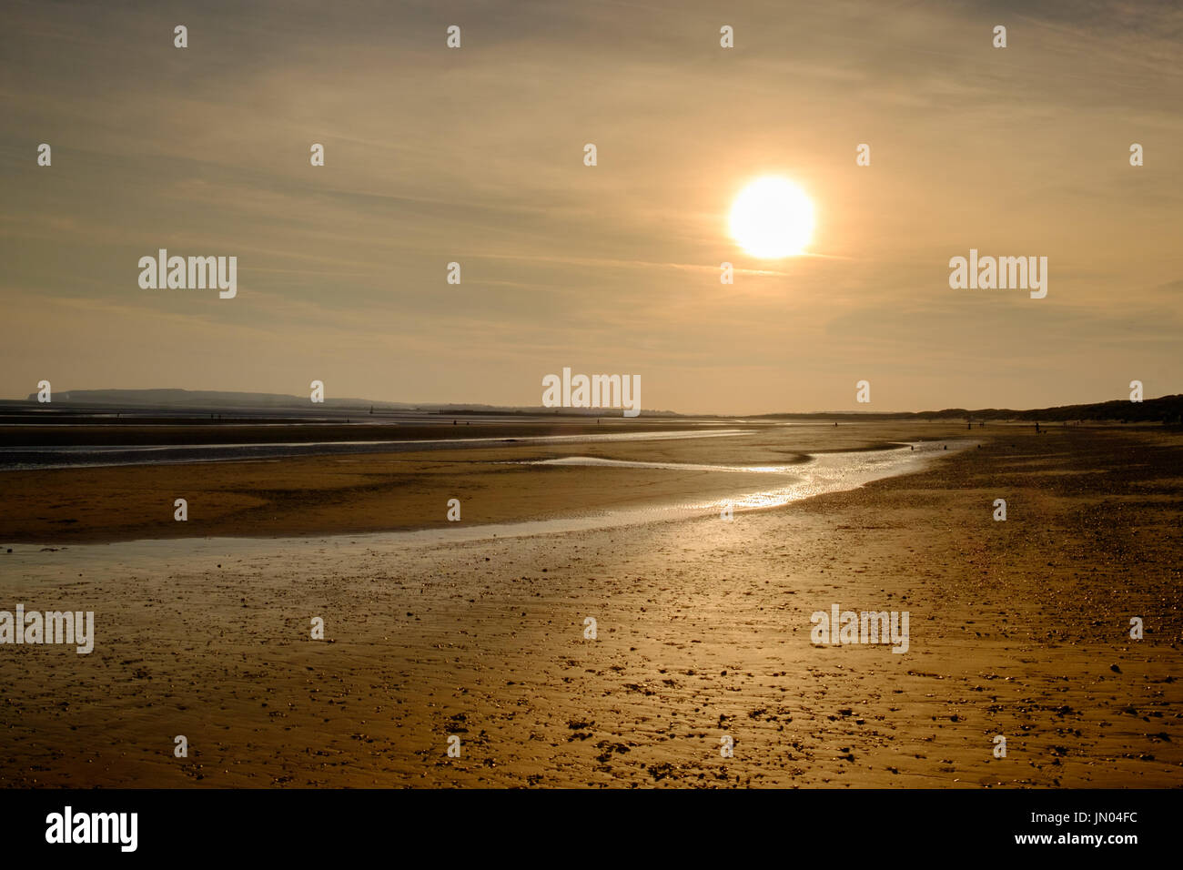 Tramonto sulla spiaggia di Camber Sands a bassa marea, East Sussex, Inghilterra Foto Stock