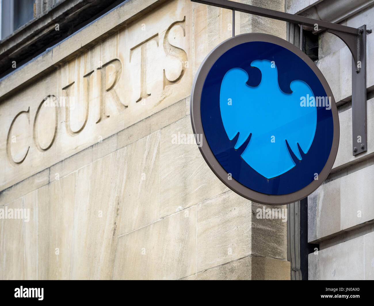 Barclays Bank branch accanto a un tribunale nel Regno Unito Foto Stock