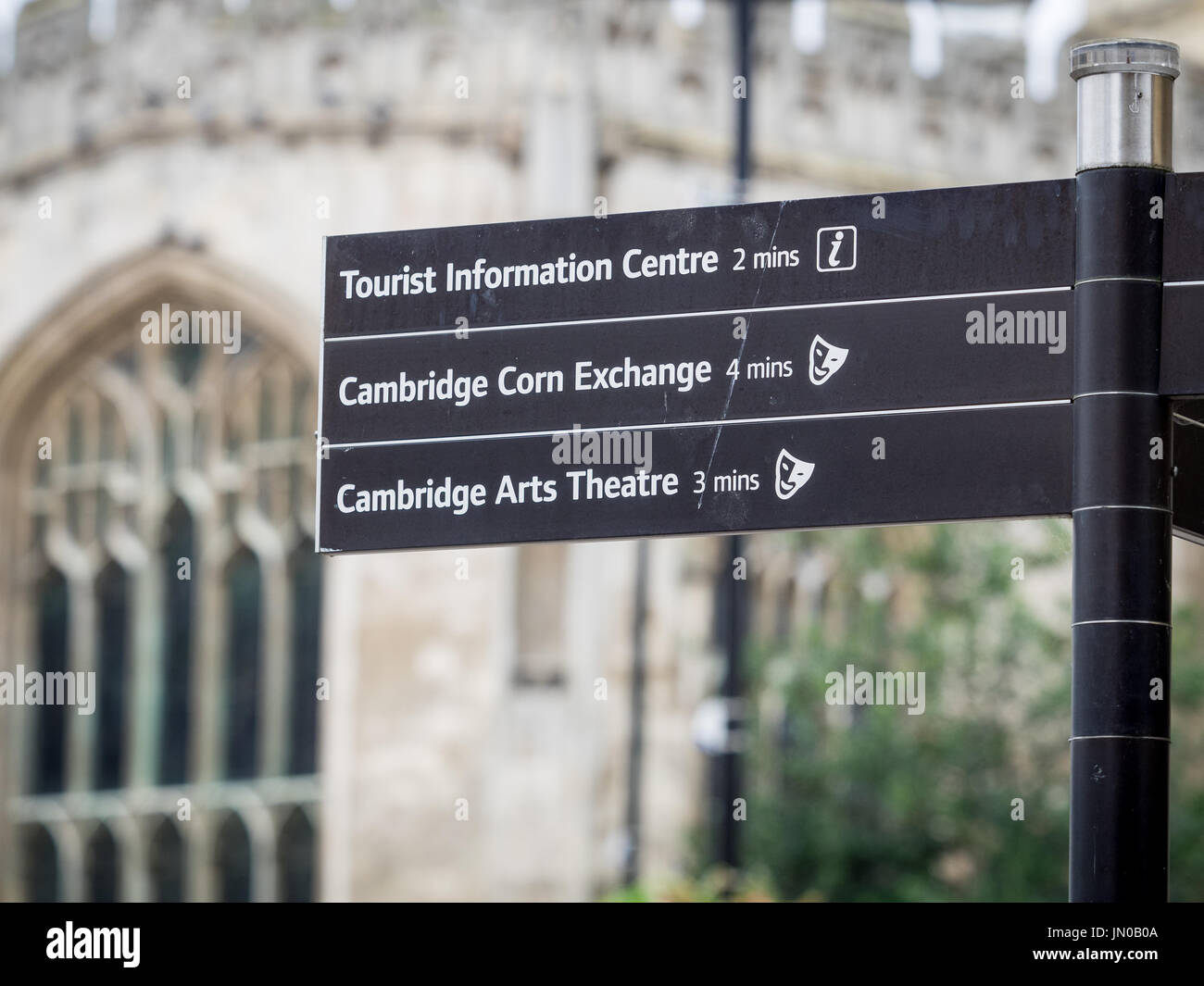 Cambridge Informazioni Turistiche segni nello storico centro di Cambridge, con grande chiesa di Santa Maria in background Foto Stock