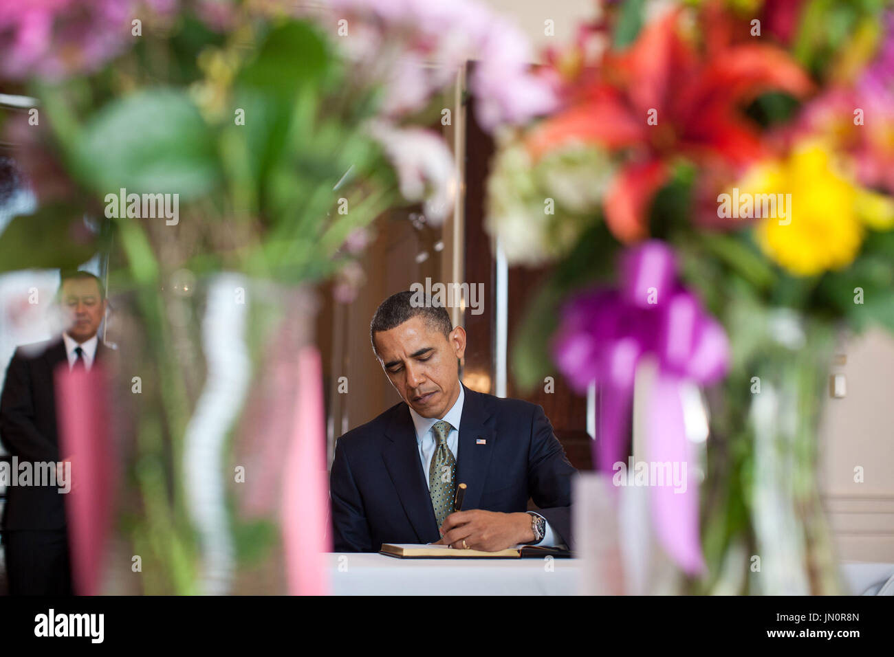 Il Presidente degli Stati Uniti Barack Obama segni un libro di condoglianze per il Giappone dopo il terremoto e lo tsunami, presso l' ambasciata del Giappone a Washington D.C., il 17 marzo 2011. In piedi a sinistra è ambasciatore giapponese per gli Stati Uniti Ichiro Fujisaki..Mandatory Credit: Pete Souza - White House via CNP Foto Stock