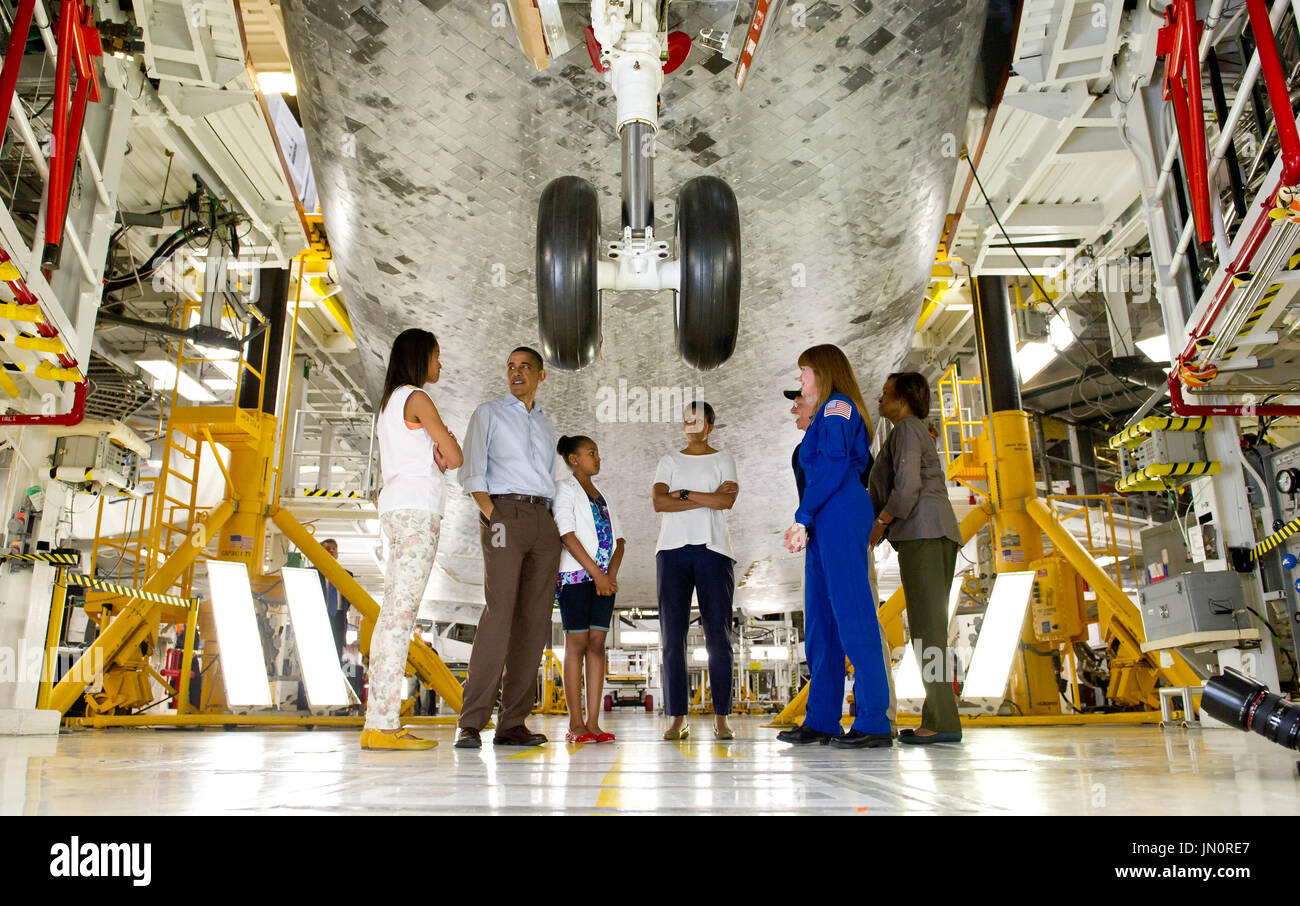 Il Presidente degli Stati Uniti Barack Obama e la First Lady Michelle Obama e le figlie Malia, sinistra, Sasha, Mariana Robinson, Astronauta Janet Kavandi e United Space Alliance project lead per sistemi di protezione termica Terry White, camminare sotto il carrello di atterraggio della navetta spaziale Atlantis come essi Visitate il Kennedy Space Center di Cape Canaveral, in Florida, Venerdì, 29 aprile 2011. .Credito: Bill Ingalls / NASA via CNP Foto Stock