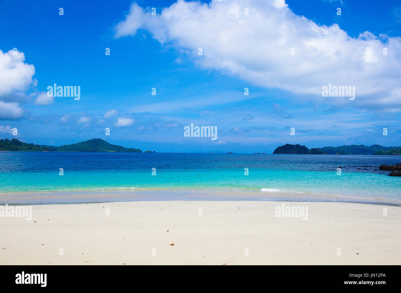 Spiaggia bellissima scena con acqua cristallina sull'isola chiamata Isla Granito de oro su coiba parco naturale nazionale in Panama Foto Stock