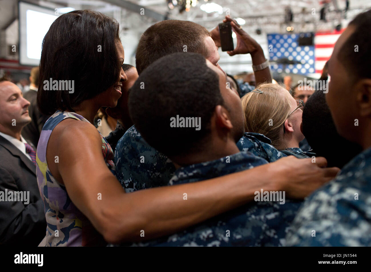La First Lady Michelle Obama saluta i partecipanti durante un unendo le loro forze evento alla Naval Station Mayport in Jacksonville, Florida, 22 agosto 2012. Durante la manifestazione la prima signora ha annunciato più di 2.000 le imprese che hanno partecipato nel suo unire le forze iniziativa hanno assunto o addestrato più di 125.000 veterani militari e i coniugi nel passato anno..Credito: Chuck Kennedy - White House via CNP Foto Stock