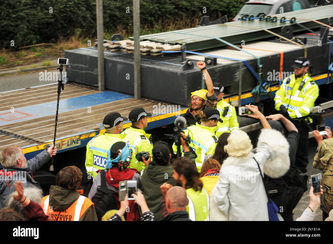 Poco Plumpton, Blackpool. 28th, Regno Unito. 28 Luglio, 2017. Un anti-fracking protester, un membro del gruppo di protesta " di rivendicare il potere, ha concluso la sua protesta dopo aver trascorso 80 ore appollaiato sulla sommità della cabina del camion del tetto. Nonostante il tempo inclemente, lui e molti compagni di manifestanti hanno bloccato le forniture per il controverso Cuadrilla shale gas perforazione esplorativa sito su Preston New Road vicino al Blackpool salendo sul tetto della cabina che ha portato il convoglio di circa 8 camion a un arresto. Credito: Dave Ellison/Alamy Live News Foto Stock