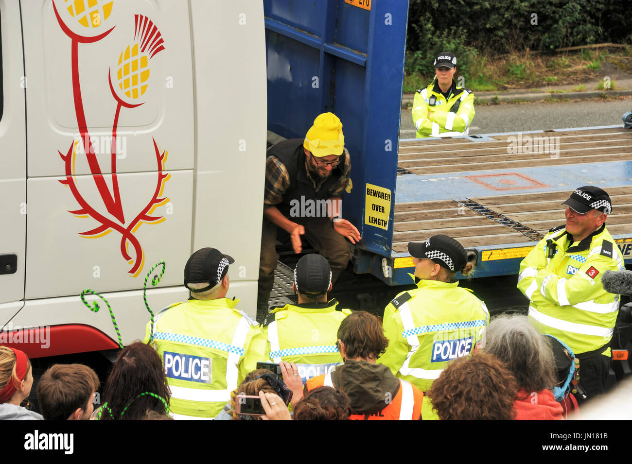 Poco Plumpton, Blackpool. 28th, Regno Unito. 28 Luglio, 2017. Un anti-fracking protester, un membro del gruppo di protesta " di rivendicare il potere, ha concluso la sua protesta dopo aver trascorso 80 ore appollaiato sulla sommità della cabina del camion del tetto. Nonostante il tempo inclemente, lui e molti compagni di manifestanti hanno bloccato le forniture per il controverso Cuadrilla shale gas perforazione esplorativa sito su Preston New Road vicino al Blackpool salendo sul tetto della cabina che ha portato il convoglio di circa 8 camion a un arresto. Credito: Dave Ellison/Alamy Live News Foto Stock
