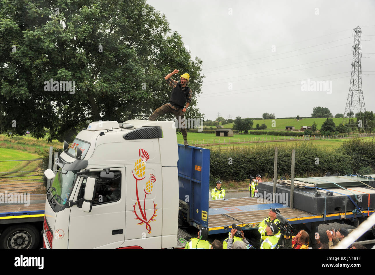 Poco Plumpton, Blackpool. 28th, Regno Unito. 28 Luglio, 2017. Un anti-fracking protester, un membro del gruppo di protesta " di rivendicare il potere, ha concluso la sua protesta dopo aver trascorso 80 ore appollaiato sulla sommità della cabina del camion del tetto. Nonostante il tempo inclemente, lui e molti compagni di manifestanti hanno bloccato le forniture per il controverso Cuadrilla shale gas perforazione esplorativa sito su Preston New Road vicino al Blackpool salendo sul tetto della cabina che ha portato il convoglio di circa 8 camion a un arresto. Credito: Dave Ellison/Alamy Live News Foto Stock