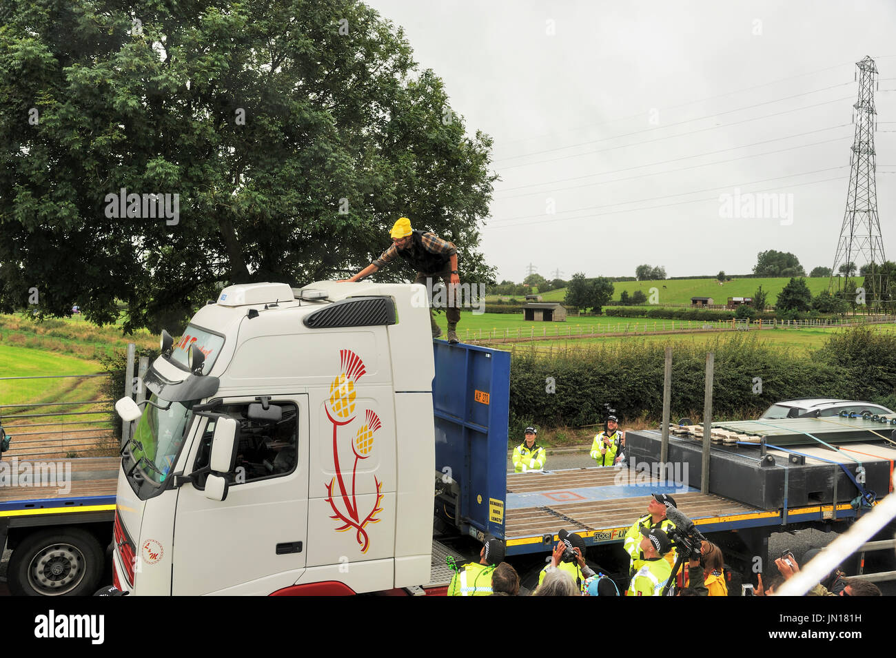 Poco Plumpton, Blackpool. 28th, Regno Unito. 28 Luglio, 2017. Un anti-fracking protester, un membro del gruppo di protesta " di rivendicare il potere, ha concluso la sua protesta dopo aver trascorso 80 ore appollaiato sulla sommità della cabina del camion del tetto. Nonostante il tempo inclemente, lui e molti compagni di manifestanti hanno bloccato le forniture per il controverso Cuadrilla shale gas perforazione esplorativa sito su Preston New Road vicino al Blackpool salendo sul tetto della cabina che ha portato il convoglio di circa 8 camion a un arresto. Credito: Dave Ellison/Alamy Live News Foto Stock