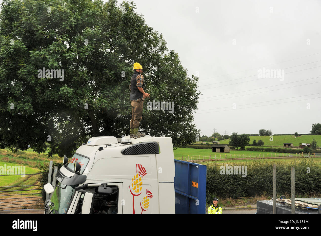 Poco Plumpton, Blackpool. 28th, Regno Unito. 28 Luglio, 2017. Un anti-fracking protester, un membro del gruppo di protesta " di rivendicare il potere, ha concluso la sua protesta dopo aver trascorso 80 ore appollaiato sulla sommità della cabina del camion del tetto. Nonostante il tempo inclemente, lui e molti compagni di manifestanti hanno bloccato le forniture per il controverso Cuadrilla shale gas perforazione esplorativa sito su Preston New Road vicino al Blackpool salendo sul tetto della cabina che ha portato il convoglio di circa 8 camion a un arresto. Credito: Dave Ellison/Alamy Live News Foto Stock