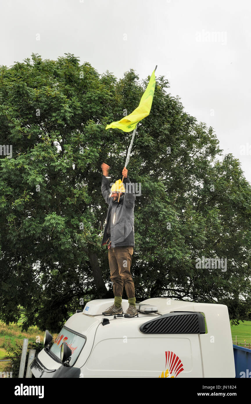 Poco Plumpton, Blackpool. 28th, Regno Unito. 28 Luglio, 2017. Un anti-fracking protester, un membro del gruppo di protesta " di rivendicare il potere, ha concluso la sua protesta dopo aver trascorso 80 ore appollaiato sulla sommità della cabina del camion del tetto. Nonostante il tempo inclemente, lui e molti compagni di manifestanti hanno bloccato le forniture per il controverso Cuadrilla shale gas perforazione esplorativa sito su Preston New Road vicino al Blackpool salendo sul tetto della cabina che ha portato il convoglio di circa 8 camion a un arresto. Credito: Dave Ellison/Alamy Live News Foto Stock