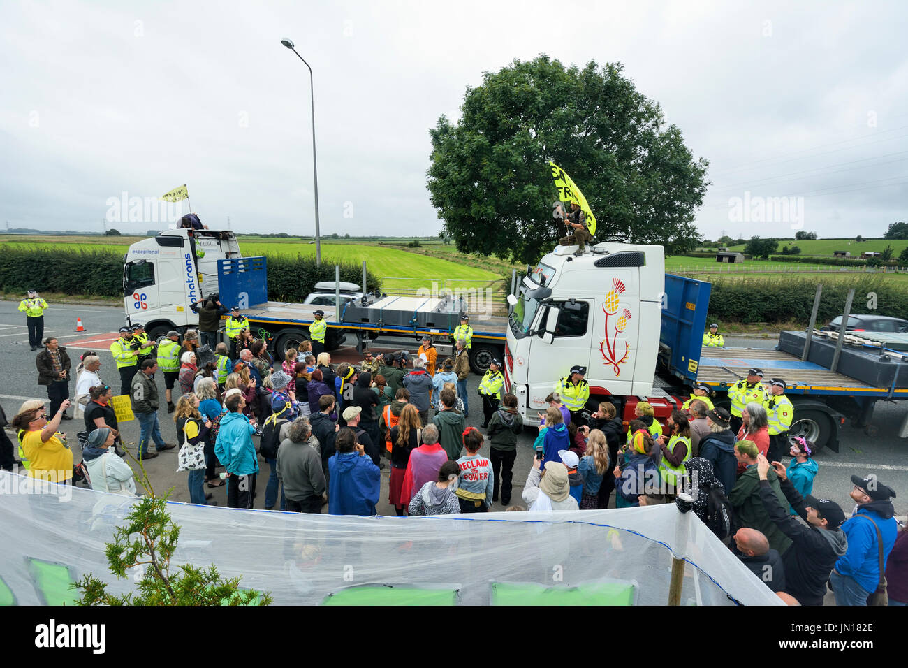 Poco Plumpton, Blackpool. 28th, Regno Unito. 28 Luglio, 2017. Un anti-fracking protester, un membro del gruppo di protesta " di rivendicare il potere, ha concluso la sua protesta dopo aver trascorso 80 ore appollaiato sulla sommità della cabina del camion del tetto. Nonostante il tempo inclemente, lui e molti compagni di manifestanti hanno bloccato le forniture per il controverso Cuadrilla shale gas perforazione esplorativa sito su Preston New Road vicino al Blackpool salendo sul tetto della cabina che ha portato il convoglio di circa 8 camion a un arresto. Credito: Dave Ellison/Alamy Live News Foto Stock