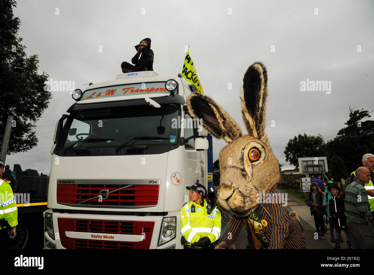 Poco Plumpton, Blackpool. 28th, Regno Unito. 28 Luglio, 2017. Un anti-fracking protester, un membro del gruppo di protesta " di rivendicare il potere, ha concluso la sua protesta dopo aver trascorso 80 ore appollaiato sulla sommità della cabina del camion del tetto. Nonostante il tempo inclemente, lui e molti compagni di manifestanti hanno bloccato le forniture per il controverso Cuadrilla shale gas perforazione esplorativa sito su Preston New Road vicino al Blackpool salendo sul tetto della cabina che ha portato il convoglio di circa 8 camion a un arresto. Credito: Dave Ellison/Alamy Live News Foto Stock