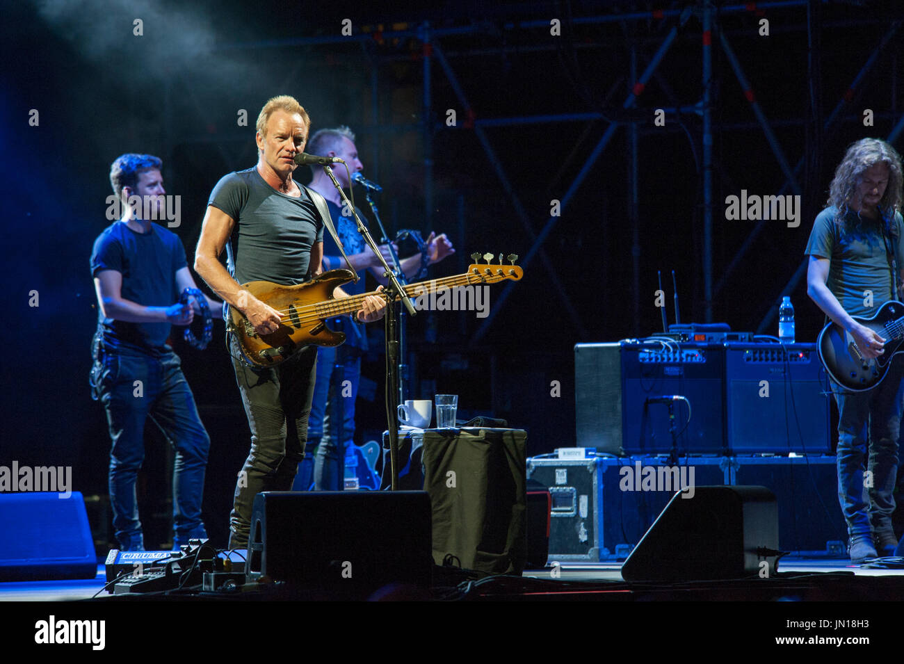 Mantova, Italia. 28 Luglio, 2017. Il cantante Sting esegue sul palco con la sua band a Mantova durante la sua 57a e 9 tour. Credito: risveglio Agenzia fotografica/Alamy Live News Foto Stock