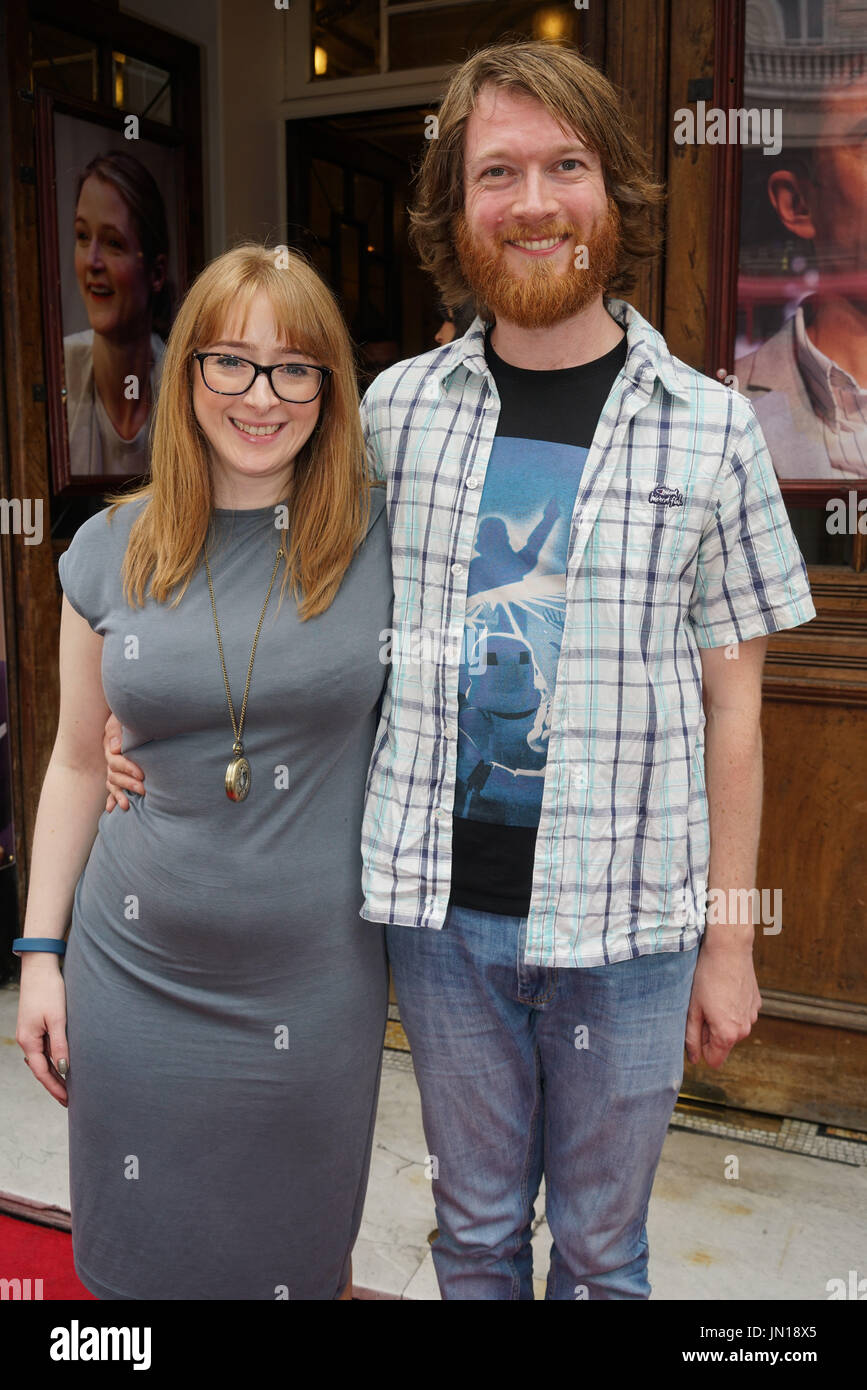 Londra, Inghilterra, Regno Unito. 27 Luglio, 2017. Gareth Cooper è un direttore musicale e fidanzata Gemma boschi assiste il giorno di apertura della caccia del Snark at Vaudeville Theatre, il filamento. Credito: Vedere Li/Alamy Live News Foto Stock