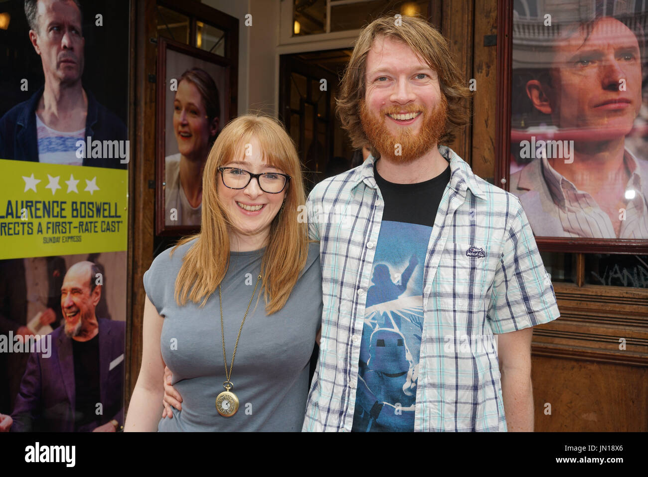 Londra, Inghilterra, Regno Unito. 27 Luglio, 2017. Gareth Cooper è un direttore musicale e fidanzata Gemma boschi assiste il giorno di apertura della caccia del Snark at Vaudeville Theatre, il filamento. Credito: Vedere Li/Alamy Live News Foto Stock