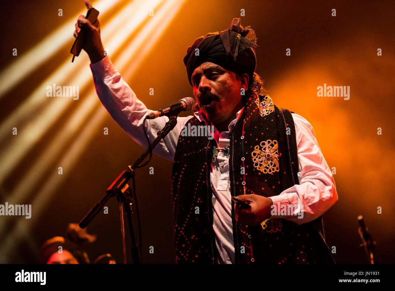 WOMAD Festival, Charlton Park, Wiltshire, Regno Unito. 28 Luglio, 2017. Junun, dotate di Shye Ben Tzur & Rajasthan Express, eseguire live in Siam tenda al WOMAD. Credito: Francesca Moore/Alamy Live News Foto Stock