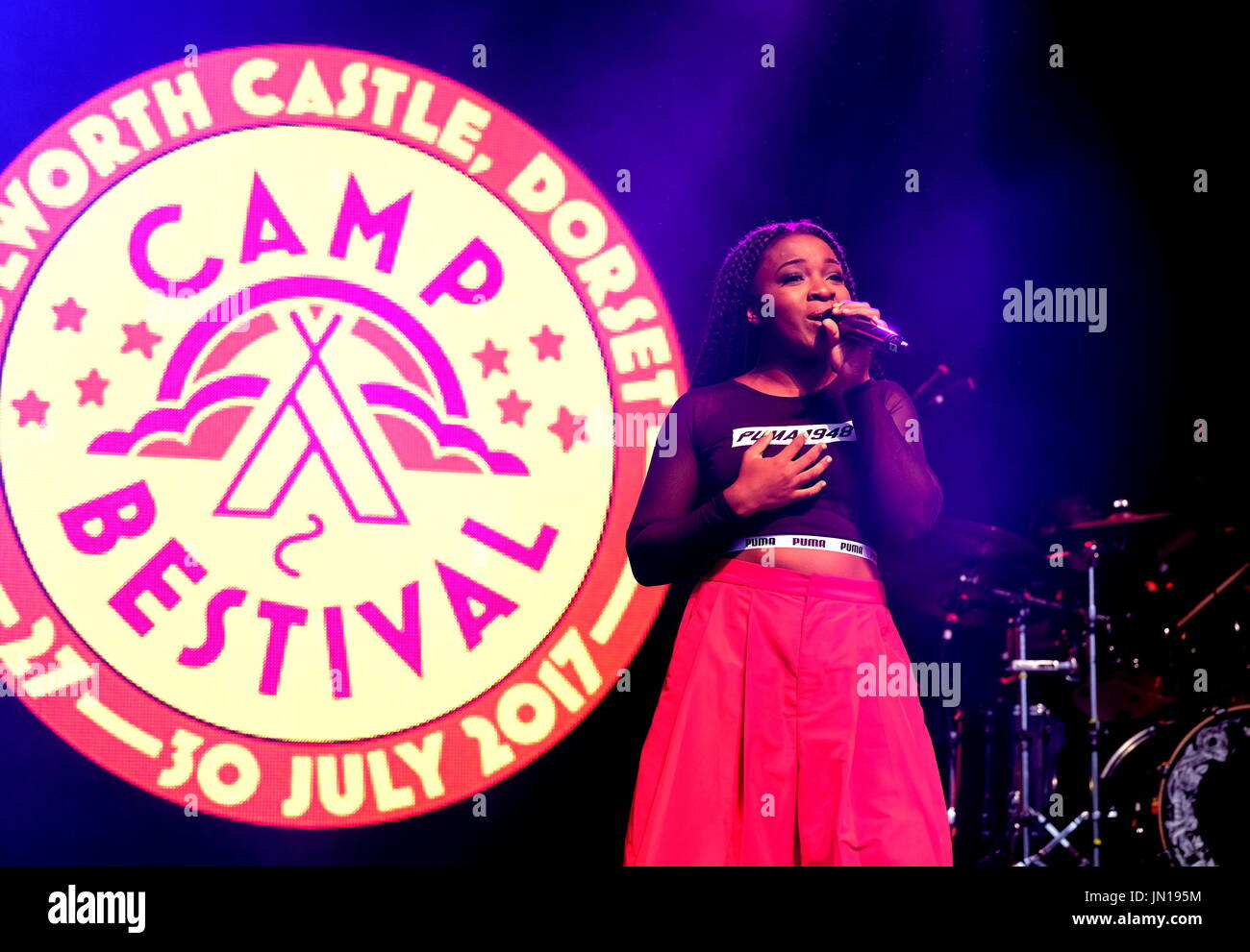 Lulworth, Dorset, Regno Unito. 28 Luglio, 2017. Camp Bestival il Giorno 2 - British cantante nigeriano Ray Black aka Rita Ekwere effettuando al Camp Bestival, Lulworth, Dorset 28 luglio 2017, UK Credit: DFP/fotografica Alamy Live News Foto Stock