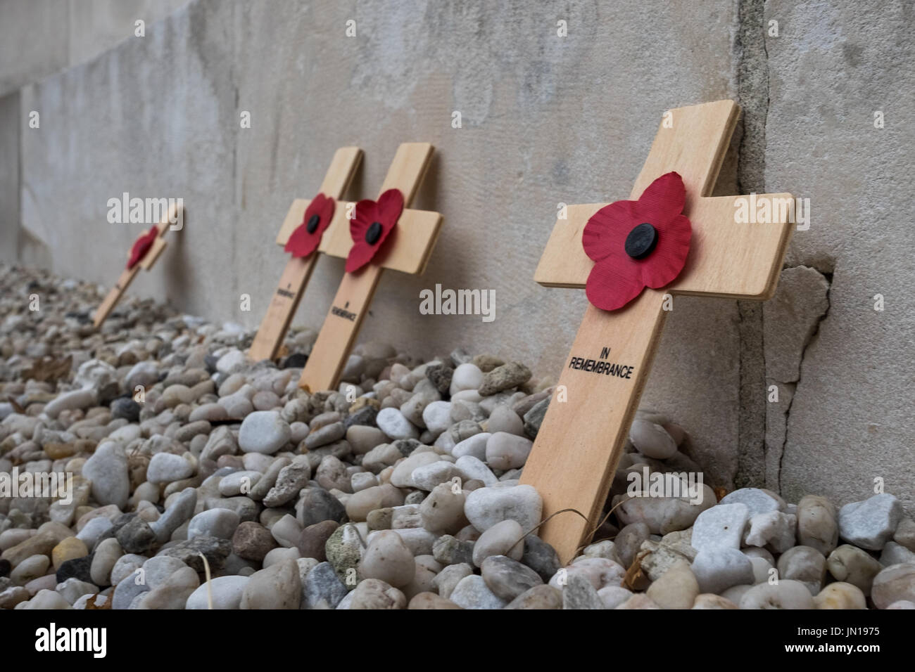 Croci e di papavero in Tyne Cot Commonwealth War Cemetery in onore del centesimo anniversario della battaglia di Passchendaele. Foto Stock