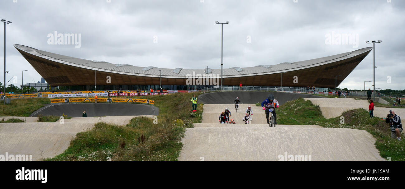 Londra, Inghilterra, Regno Unito. 27 Luglio, 2017. Centinaia di partecipare per la corsa prudenziali di Londra in Lee Valley VeloPark. Credito: Vedere Li/Alamy Live News Foto Stock