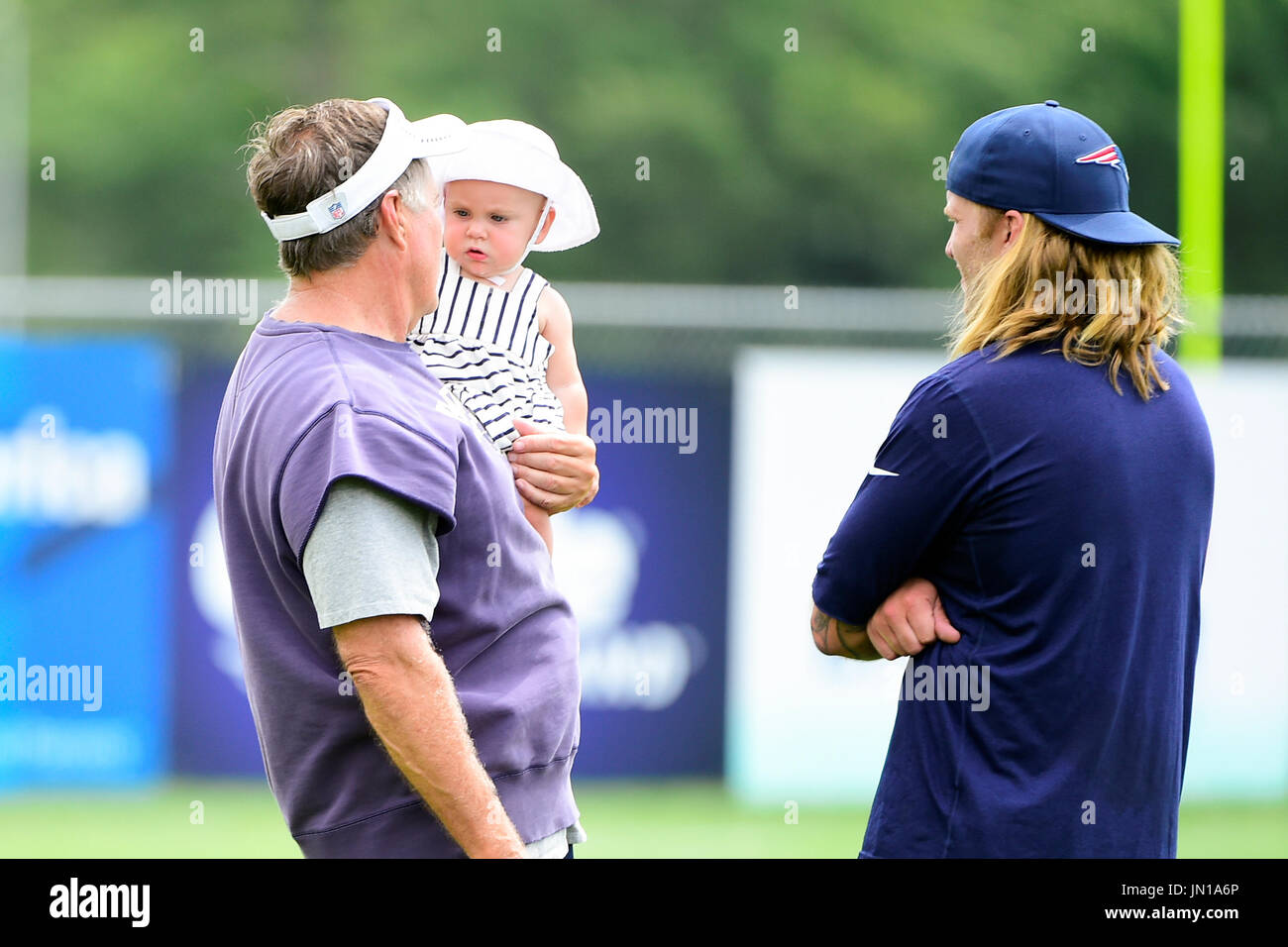 Foxborough, Massachusetts, STATI UNITI D'AMERICA. 28 Luglio, 2017. New England Patriots head coach Bill Belichick mantiene la sua nipote Blakely Rose Belichick, mentre si parla di suo figlio Steve presso il New England Patriots training camp tenuto a Gillette Stadium, in Foxborough, Massachusetts. Eric Canha/CSM/Alamy Live News Foto Stock