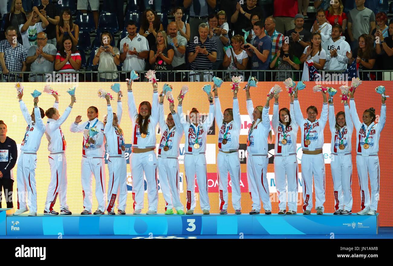 Budapest. 28 Luglio, 2017. Team Russia partecipare alla cerimonia di premiazione per le donne del Polo Acquatico al XVII Campionati del Mondo di nuoto FINA a Budapest, in Ungheria il 28 luglio 2017. La Russia ha vinto la medaglia di bronzo dopo aver sconfitto il Canada 11-9. Credito: Gong Bing/Xinhua/Alamy Live News Foto Stock