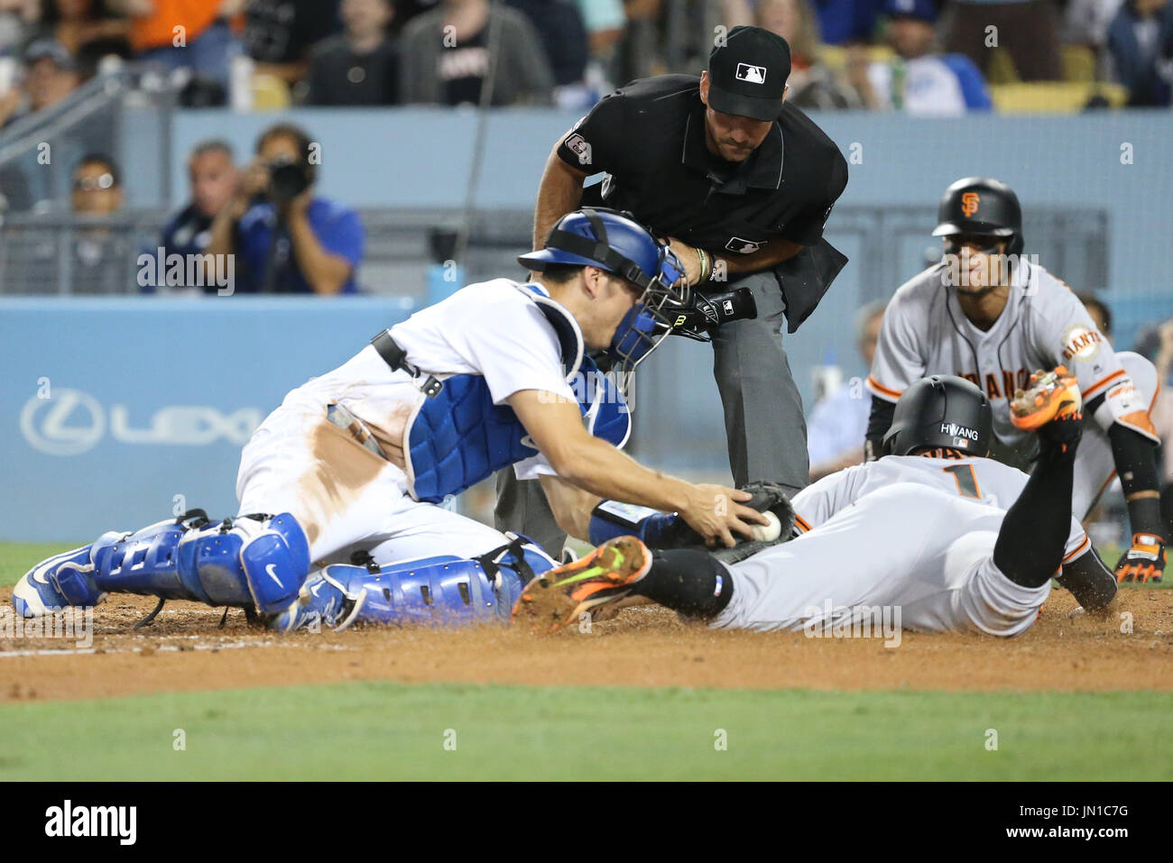 Los Angeles, CA, Stati Uniti d'America. 28 Luglio, 2017. San Francisco terzo baseman Jae-gyun Hwang #1 batte il tiro come punteggi ha passato un attesa di Los Angeles Dodgers catcher Austin Barnes (15) del gioco tra i San Francisco Giants e il Los Angeles Dodgers, il Dodger Stadium di Los Angeles, CA. Fotografo: Pietro Joneleit. Credito: csm/Alamy Live News Foto Stock