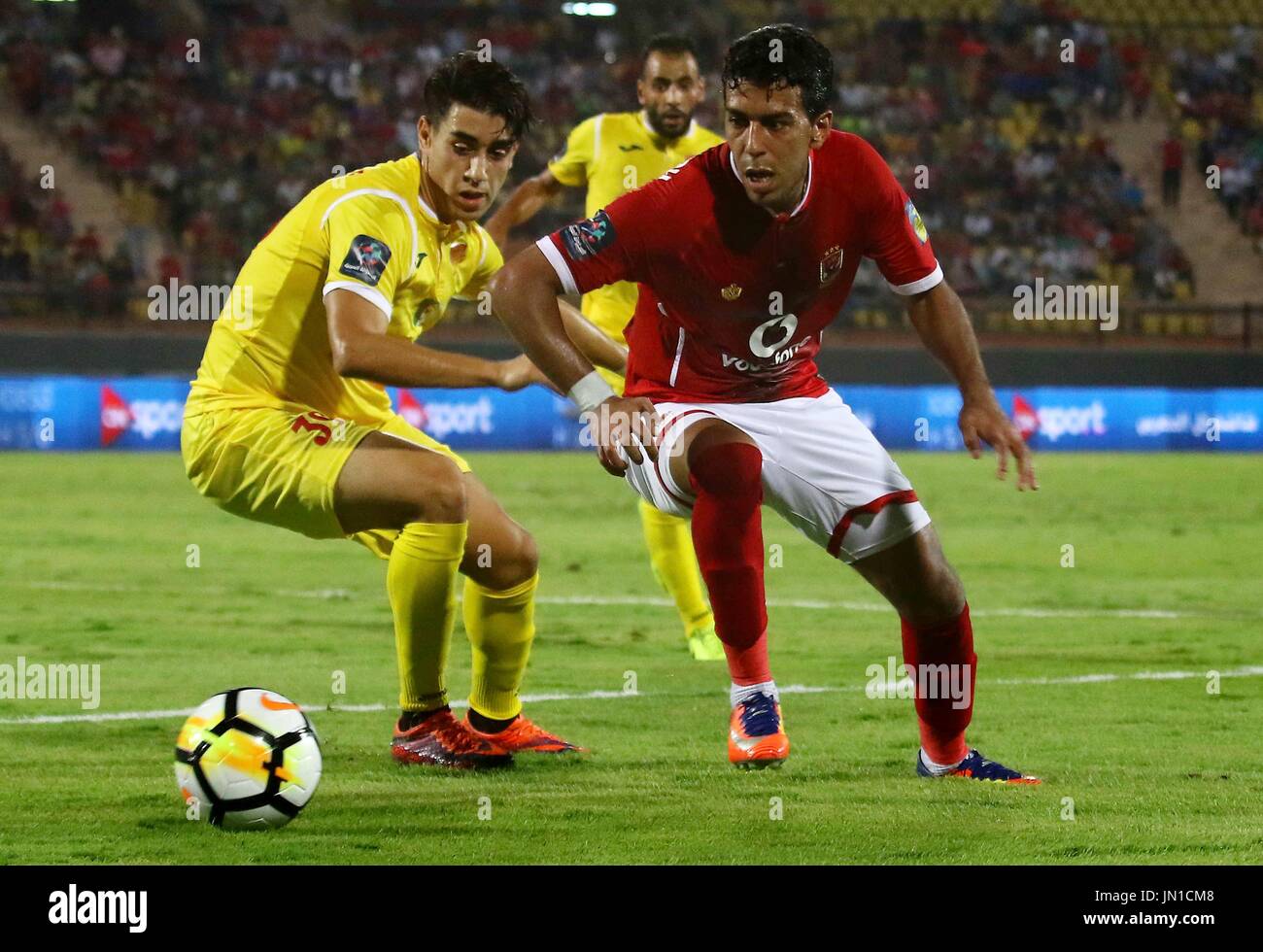 Il Cairo, Egitto. 28 Luglio, 2017. Al-Ahly giocatori e Al-Nassr Hussein Dey player competere durante la loro partita al Club arabo campionato a Al-Salam Stadium del Cairo in Egitto il 28 luglio 2017 Credit: Sayed Amr/immagini APA/ZUMA filo/Alamy Live News Foto Stock