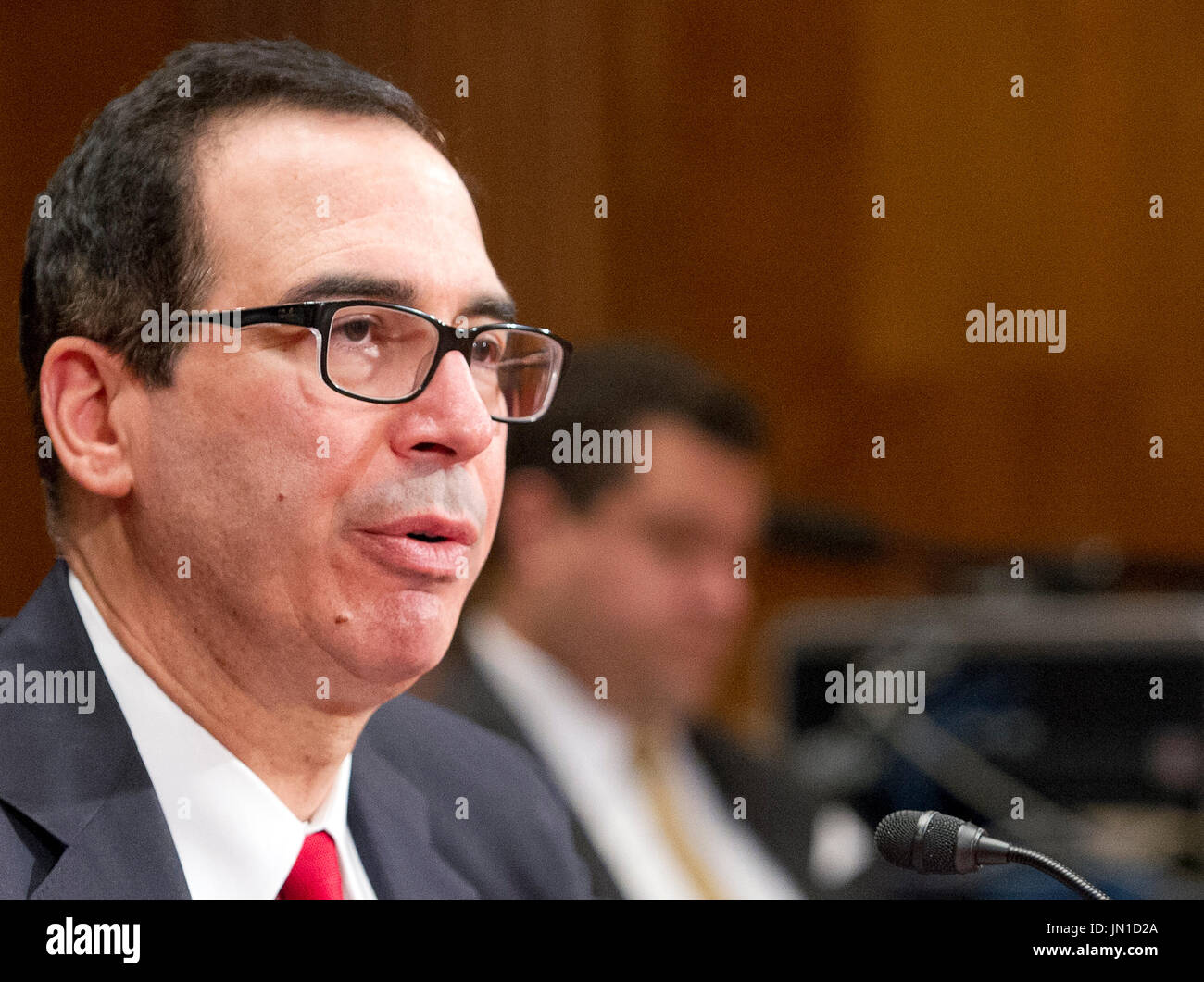 Stati Uniti Segretario del Tesoro Steven Mnuchin testimonia davanti al Senato degli Stati Uniti Comitato degli stanziamenti nel corso dell'audizione di rivedere l'anno fiscale 2018 richiesta di budget per il Dipartimento del Tesoro del Campidoglio di Washington DC su Mercoledì, 26 luglio 2017. · Nessun filo servizio · Foto: Ron Sachs/consolidato/dpa Foto Stock