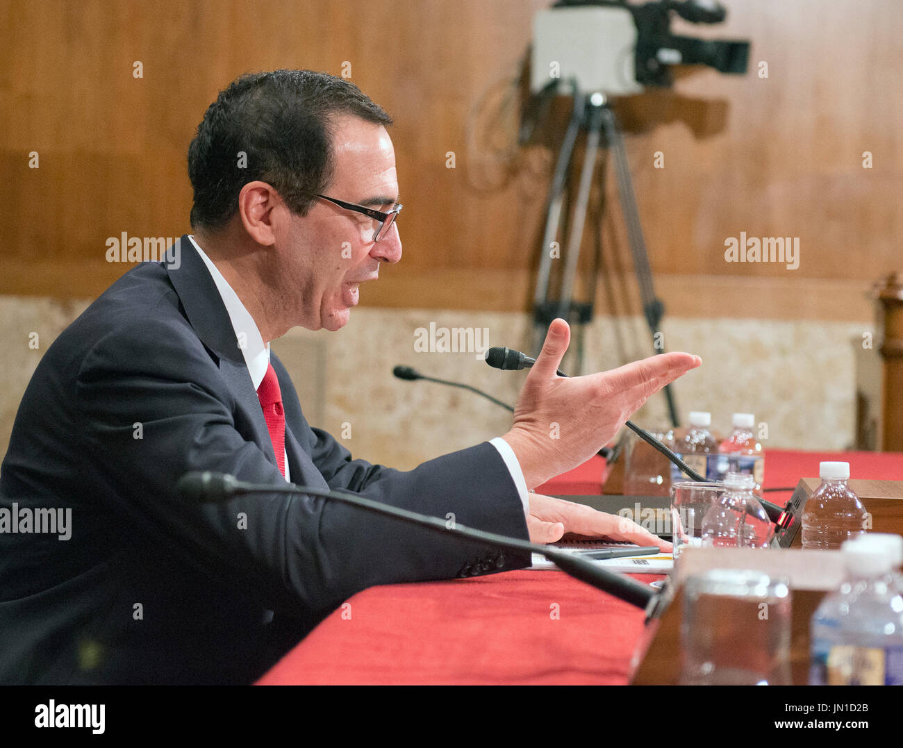 Stati Uniti Segretario del Tesoro Steven Mnuchin testimonia davanti al Senato degli Stati Uniti Comitato degli stanziamenti nel corso dell'audizione di rivedere l'anno fiscale 2018 richiesta di budget per il Dipartimento del Tesoro del Campidoglio di Washington DC su Mercoledì, 26 luglio 2017. · Nessun filo servizio · Foto: Ron Sachs/consolidato/dpa Foto Stock
