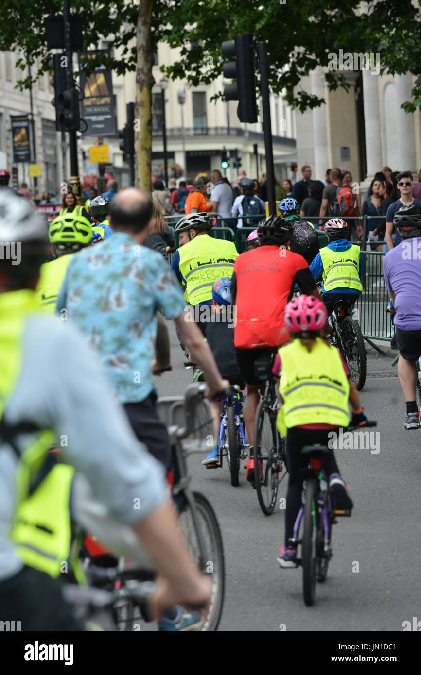 Londra, Regno Unito. 29 Luglio, 2017. I membri del pubblico Pass di Londra in Freecycle una parte di Prudential Ride London cycle eventi. Credito: Matteo Chattle/Alamy Live News Foto Stock
