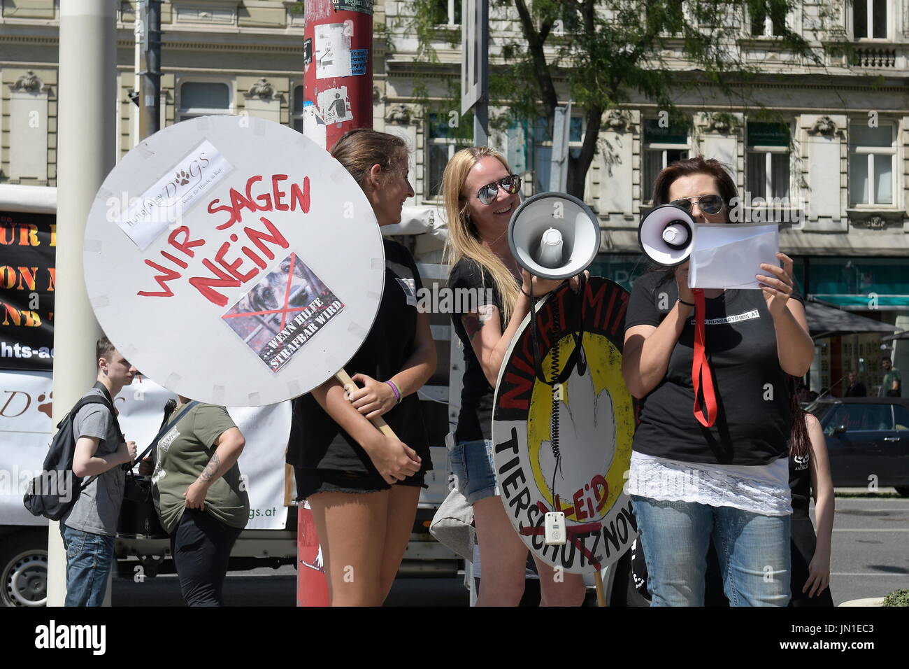 Vienna, Austria. 29 luglio 2017. Dimostrazione su 'Animal Protection Innovation 2017 a Vienna. Diverse organizzazioni per la protezione degli animali stanno dimostrando contro la nuova legislazione in materia di benessere degli animali in Austria. Targa con l'iscrizione 'noi diciamo no'. Credit: Franz PERC / Alamy Live News Foto Stock