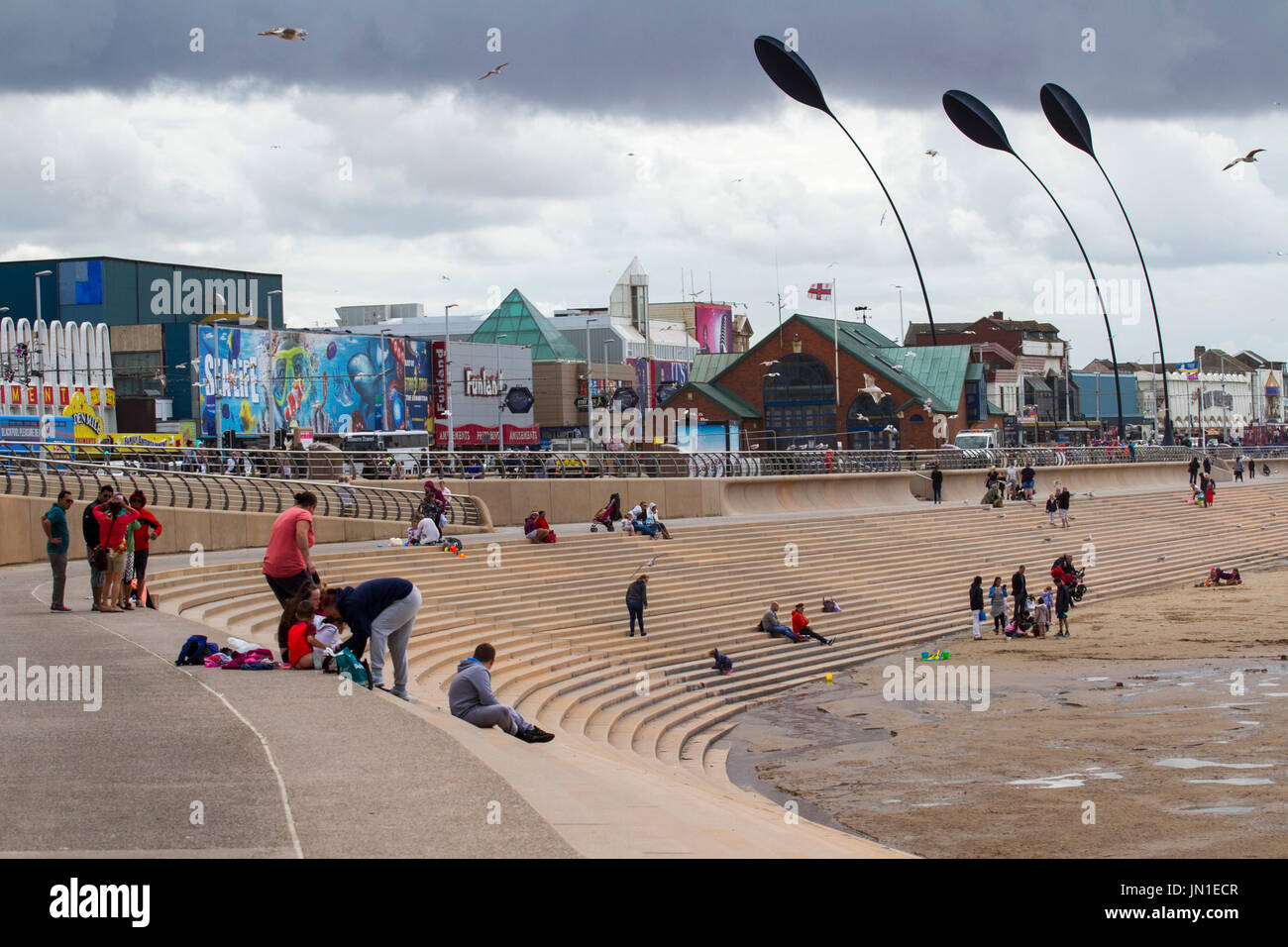 Blackpool, Lancashire, Regno Unito. Regno Unito Meteo. 29 Luglio, 2017. Condizioni Blustry e un gelido vento sul lungomare. Credito; MediaWorldImages/AlamyLiveNews Foto Stock