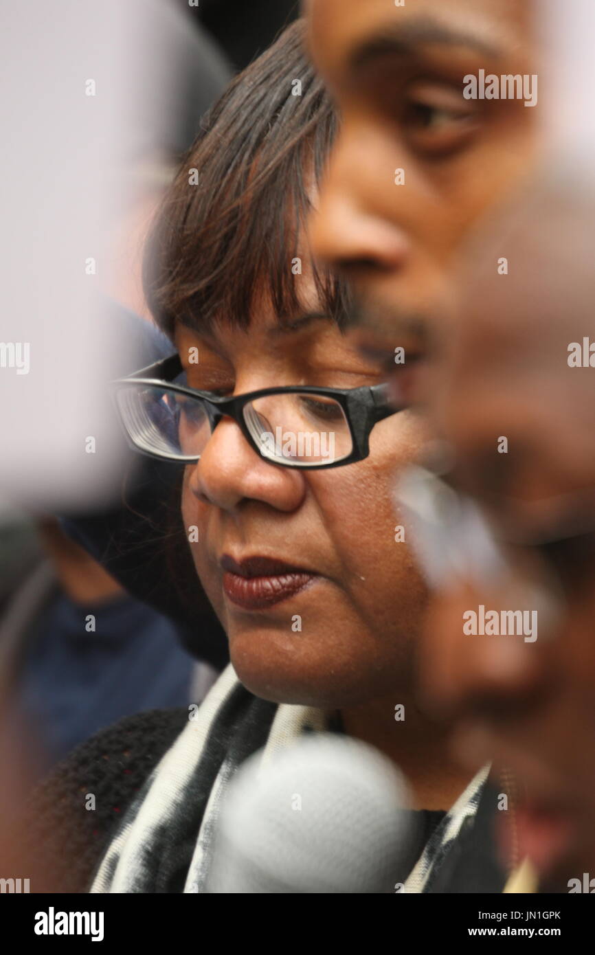 Londra, Regno Unito. 29 Luglio, 2017. Il Partito laburista ombra Home Secretary, Diane Abbott, unisce i padri di Rashan Charles e Edson De Costa a una protesta al di fuori di Stoke Newington stazione di polizia. Chiamato da Stand fino al razzismo la protesta incentrata sulla recente morte di Rashan Charles, dopo che egli è stato affrontato da un funzionario di polizia e la morte di Edson De Costa che pure è morto a seguito del contatto con la polizia un mese fa. Roland Ravenhill/ Alamy Live News Foto Stock