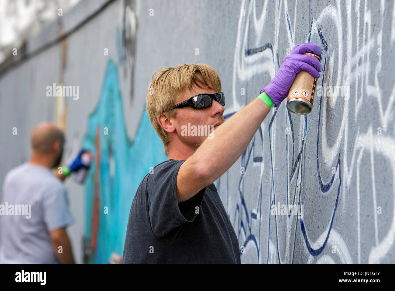 Bristol, Regno Unito. 29 Luglio, 2017. Un artista è raffigurato in Bedminster come egli inizia a creare la sua opera per il festival. Upfest è il più grande d'Europa libera, street art & graffiti festival e ora è nel suo nono anno. Credito: lynchpics/Alamy Live News Foto Stock