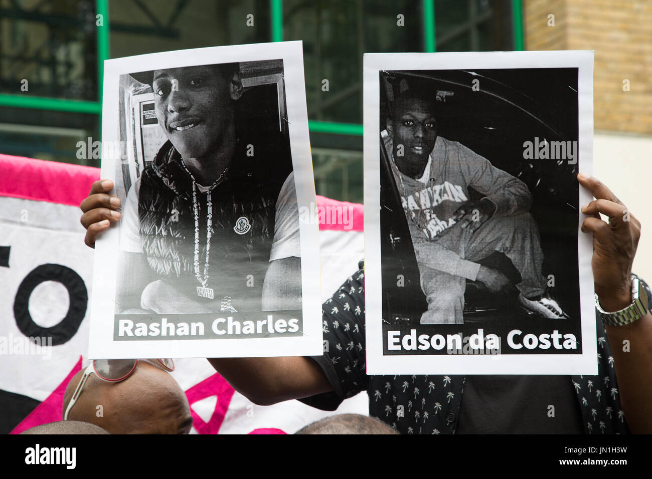 Londra, Regno Unito. 29 Luglio, 2017. Un manifestante contiene fino le fotografie stampate di Edir (Edson) Da Costa (R), un 25-anno-vecchio uomo che è morto in ospedale dopo essere stati detenuti dalla polizia di Londra e Rashan Charles (L), un 20-anno-vecchio la cui morte dopo essere stata seguita dalla polizia la scorsa settimana in un negozio di Londra est Credito: Thabo Jaiyesimi/Alamy Live News Foto Stock