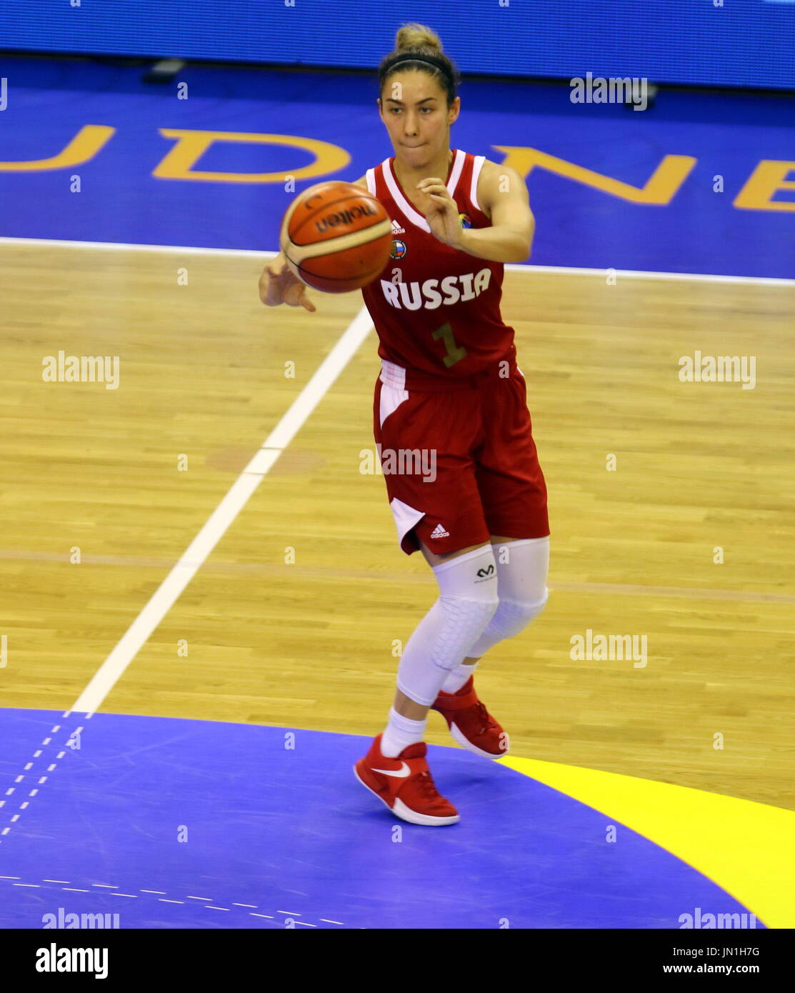 L'Italia, Udine: Viktoriia Zavialova della Russia passa la palla durante le semifinali match Canada v Russia al 2017 FIBA U19 donna basket World Cup al Palasport di 'Primo Carnera', il 29 luglio 2017 a Udine. Credito: Andrea Spinelli/Alamy Live News Foto Stock