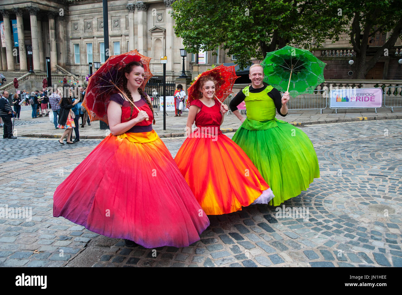 Liverpool. 29th. Luglio 2017: Pride Festival di Liverpool che presenta 2 stadi di intrattenimento su St. Georges Plateau e William Brown Street vicino al camminatore galleria d'arte dove la mostra di arte e fotografia 'provenienti dall' celebra 50 anni di omosessualità è stato depenalizzato. La parata in primo piano locale Reggae Samba Katumba banda, l'Anahi samba di ballerini e ballerine nei colori dell'arcobaleno. Credito: Dave Ellison/Alamy Live News Foto Stock