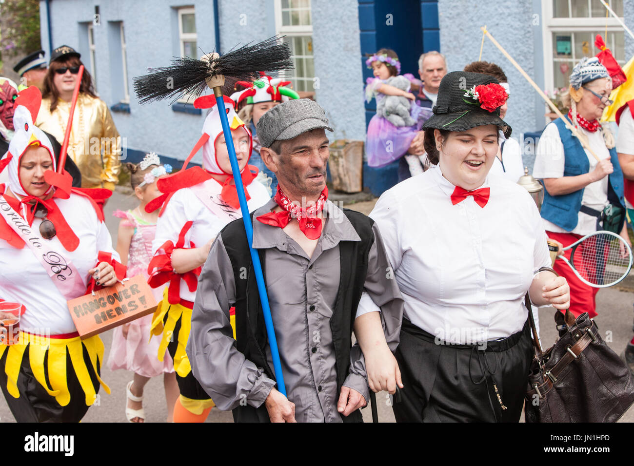 Carmarmarthenshire, Wales, Regno Unito. 29 Luglio, 2017. Spazzacamino, Mary  Poppins, ha vinto, best adulto, coppia, in, fantasia, abito, concorrenza,  decimo anniversario di Llansaint village Carnevale, probabilmente il  carnevale più piccolo in Galles,