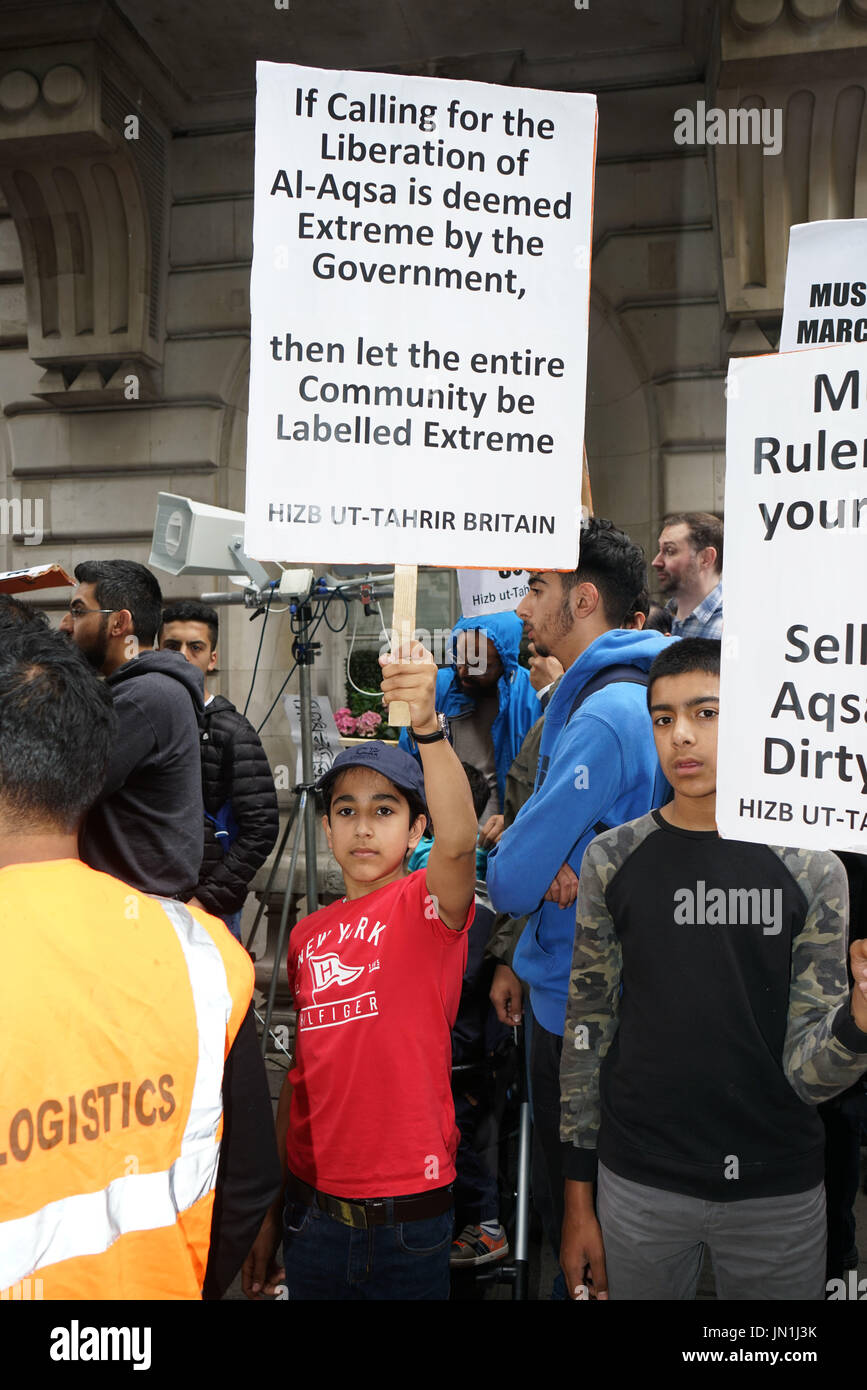 Ambasciata saudita, Londra, Inghilterra, Regno Unito. 29 Luglio, 2017. Centinaia di comunità musulmana protesta alla domanda i leader musulmani come #Arabia, Turchia, Egitto e Pakistan per intervenire a difesa della Moschea di Al-Aqsa dopo israeliani occupati illegale e blocchi di adoratori di entrare nella moschea per pregare. Al-Aqsa è un sacro per i musulmani. I manifestanti sono arrabbiato è infatti il leader musulmano stesso complicità distrutti in Medio Oriente e contro l'Islam. Credito: Vedere Li/Alamy Live News Foto Stock
