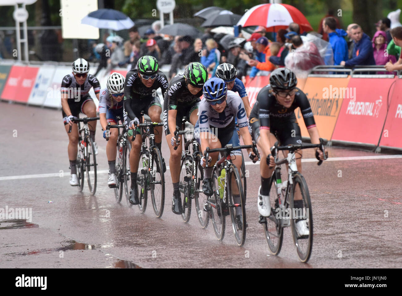 Londra, Regno Unito. Il 29 luglio 2017. Donne Elite piloti passano attraverso il centro commerciale durante il prudenziale RideLondon Classique equitazione 12 giri attorno ad un circuito 5.5km nel centro di Londra. Classificato come uno dei top donna UCI WorldTour eventi, un premio in denaro per la gara è la più alta mai per una donna un giorno di gara e caratteristiche 18 della parte superiore 20 squadre da donne del mondo Tour. Credito: Stephen Chung / Alamy Live News Foto Stock