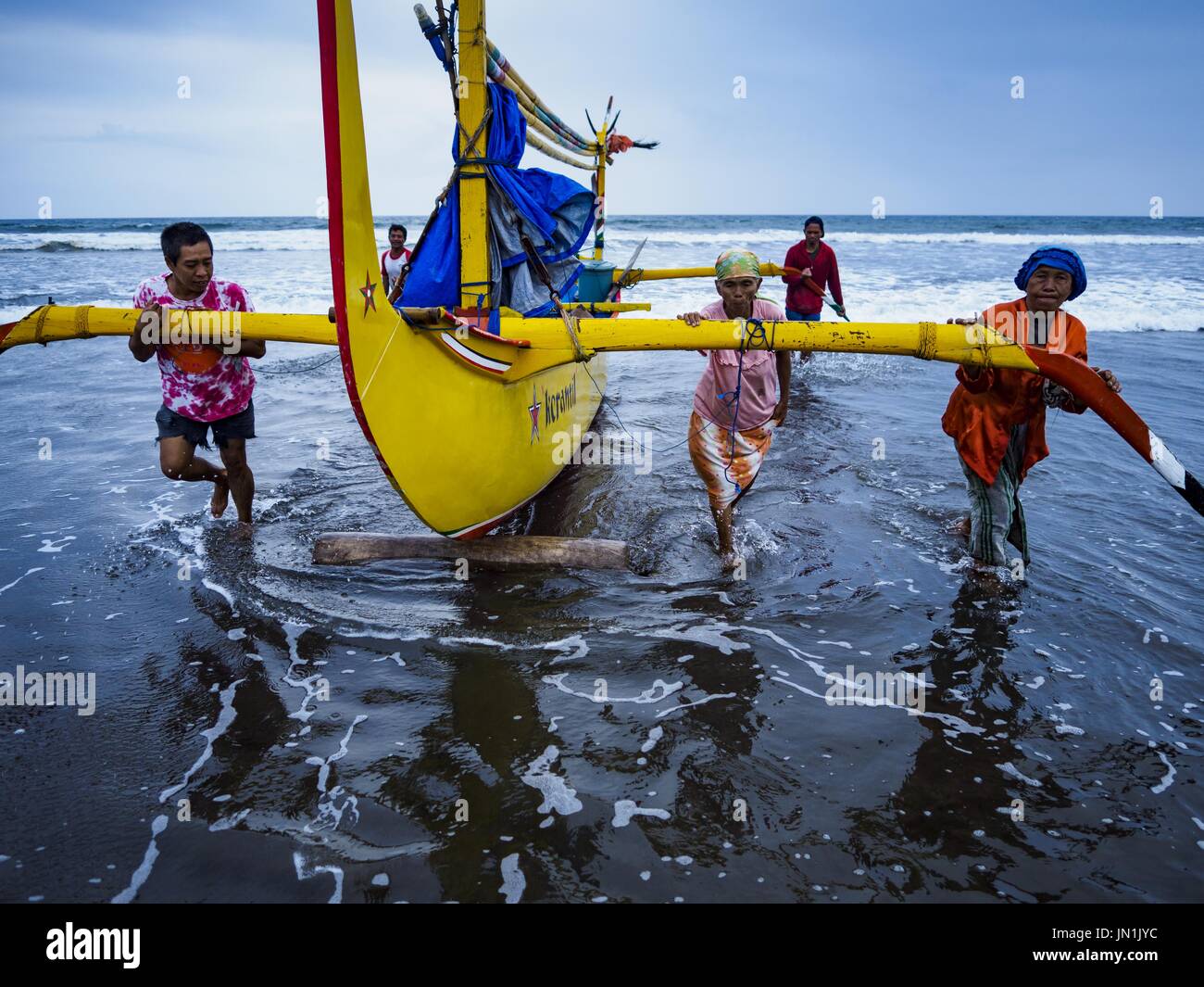 Airkuning, Bali, Indonesia. 29 Luglio, 2017. Gli abitanti di un villaggio di terra un buttafuori pesca in canoa Kuning, un musulmano villaggio di pescatori sull'angolo sud-ovest di Bali. Gli abitanti di un villaggio detto loro regolare delle catture di pesce è stato in diminuzione per diversi anni e alcune mattine di ritorno senza alcun pesce. Credit: Jack Kurtz/ZUMA filo/Alamy Live News Foto Stock