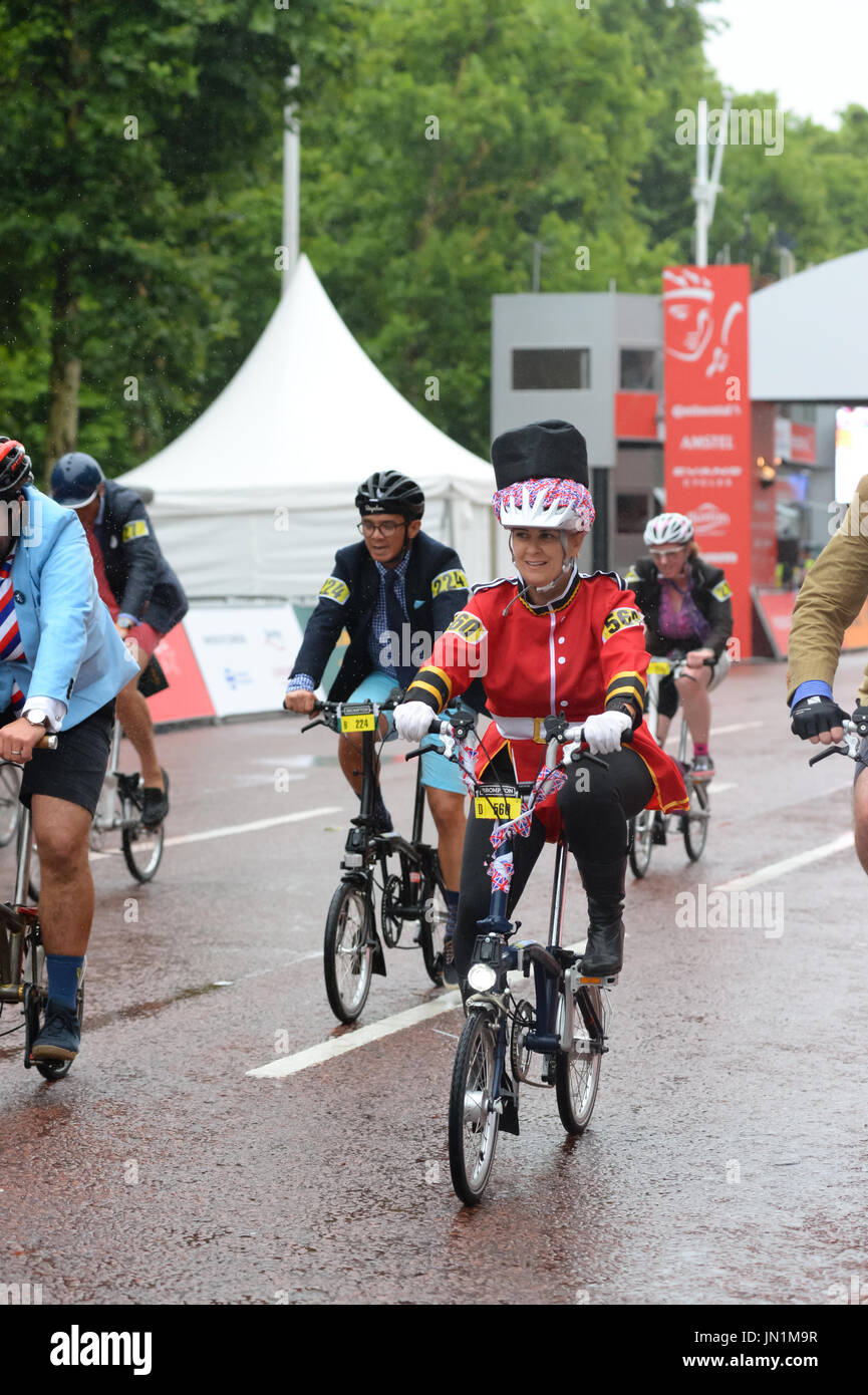 Londra, Regno Unito. 29 Luglio, 2017. Il 2017 Brompton Campionati del mondo. Ciclista gareggiato nella gara partendo con il dispiegamento del Brompton biciclette pieghevoli. I ciclisti possono entrare solo su una Brompton bici e non poteva indossare la lycra. Alcuni concorrenti indossavano i costumi per la gara. Un corridore che indossa un costume. Andrew Steven Graham/Alamy Live News Foto Stock