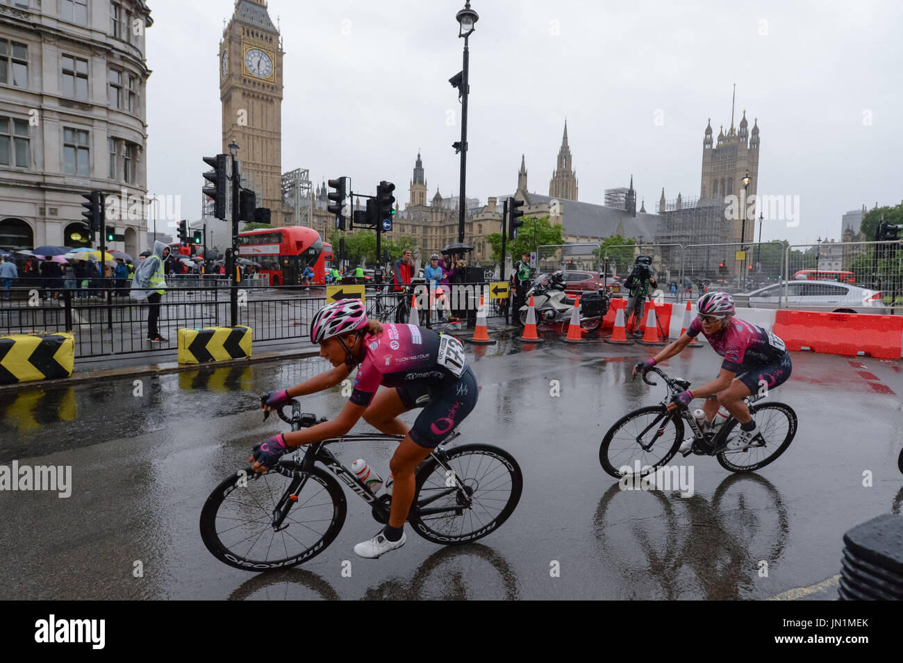 Londra, Regno Unito. 29 Luglio, 2017. Il 2017 RideLondon prudenziali Classique. La gara si è svolta sulle strade di Londra, passando per i punti di riferimento. Heavy Rain è sceso nel corso di tutta la gara. Andrew Steven Graham/Alamy Live News Foto Stock